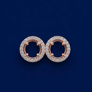 Può includere: Un componente per gioielli in oro rosa con due cornici circolari collegate. Ogni cornice circolare è incastonata con una fila continua di piccole pietre chiare a taglio rotondo. I due cerchi sono uniti tra loro a formare un otto orizzontale.