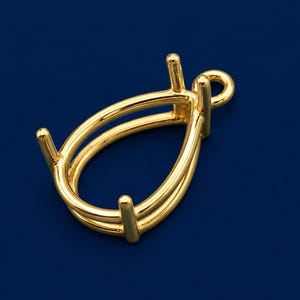 Peut inclure: Un serti pendentif doré en forme de poire doté d'une monture en métal lisse et poli avec quatre griffes conçues pour maintenir une pierre précieuse. Le serti comprend une petite bélière circulaire au sommet pour l'attacher à une chaîne.