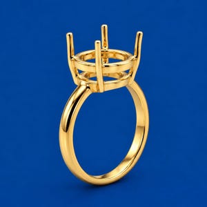 Puede incluir: Un engaste de anillo en oro amarillo pulido con una cabeza de cuatro garras diseñada para sostener una piedra preciosa. La banda es lisa y circular, conectada a una estructura de galería elevada con cuatro garras verticales hacia arriba.