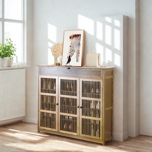 Pode incluir: Um armário de madeira com três portas e uma gaveta, com um design de ripas douradas. O armário é encimado por uma impressão de zebra emoldurada, um objeto decorativo e uma bolsa branca. O armário está numa sala com uma janela e uma parede branca.