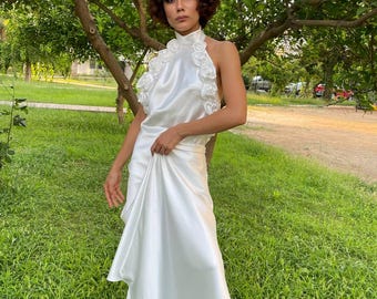 Vestido de novia de satén con cuello halter y espalda descubierta: corte en A, hecho a mano en Estambul.
