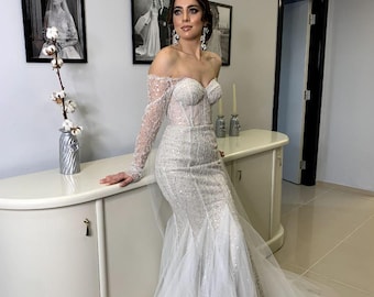 Vestido de novia sirena con cuentas hecho a mano: mangas de encaje ilusión y cola de tul.