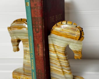 Set vintage boekensteunen van Trojaans paard: boeksteunen van gesneden onyx rotsmarmer