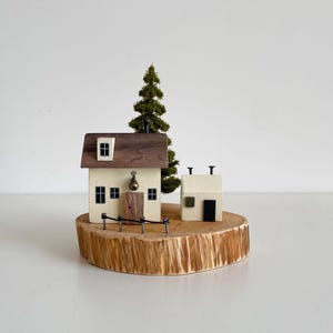 Mini casa de madera hecha a mano con árbol, decoración rústica de cabaña con base de madera, adorno único hecho a mano para estante, ideal para el hogar y como regalo de inauguración.