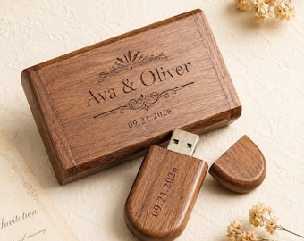 Puede incluir: Una caja rectangular de madera y una memoria USB a juego con tapa extraíble. La tapa de la caja está grabada con el texto Ava & Oliver y la fecha 09.21.2026. El cuerpo de la memoria USB también tiene grabada la fecha 09.21.2026 en tono oscuro.