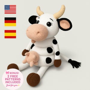 Op de afbeelding: Een gehaakte koeienknuffel in wit met zwarte vlekken, bruine hoeven en een roze uier en snuit. De koe heeft gebogen hoorns en een zwarte staart. De afbeelding bevat de tekst "BONUS! 2 FREE PATTERNS INCLUDED Just for you +"