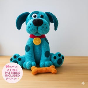Peut inclure: Un chien en crochet turquoise avec des yeux, un nez et des coussinets noirs, portant un collier rouge avec un médaillon jaune. Un os en crochet orange est devant le chien. Le texte dit "BONUS! 2 FREE PATTERNS INCLUDED Just for you +"