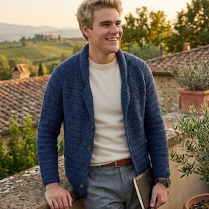 Peut inclure: Un cardigan bleu marine en tricot, avec un col châle et une fermeture boutonnée. Le cardigan est porté sur une chemise crème, associé à un pantalon gris et une ceinture marron. Un carnet en cuir est tenu.