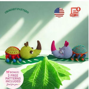 Peut inclure: Un modèle de crochet avec trois animaux amigurumi colorés : un rhinocéros vert, un rhinocéros bleu et un insecte rouge et vert. Le texte "CROCHET PATTERN" est en haut. L'image comprend un bonus de deux patrons gratuits.