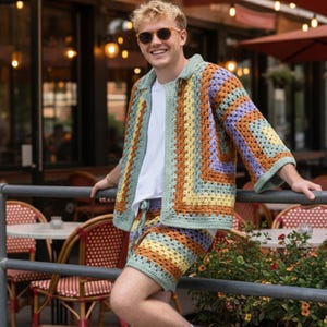 Peut inclure: Ensemble de trois tasses en céramique avec une finition mate et mouchetée. Les tasses sont de couleur crème, marron clair et marron foncé. Chaque tasse a un design simple et minimaliste.