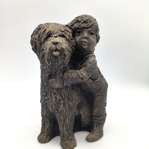 Figura vintage de Gilde Handwerk de niño con perro, escultura alemana de piedra fundida de 23 cm, artículo de decoración coleccionable. imagen 4