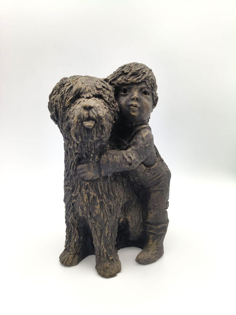 Figura vintage de Gilde Handwerk de niño con perro, escultura alemana de piedra fundida de 23 cm, artículo de decoración coleccionable. imagen 4