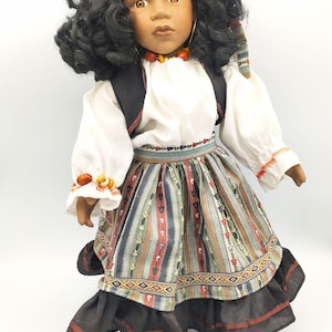 Muñeca de porcelana Eduscho vintage "Ein Sternchen des Südens" 49 cm Muñeca coleccionable alemana Traje étnico de la década de 1990