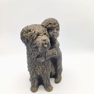 Figura vintage de Gilde Handwerk de niño con perro, escultura alemana de piedra fundida de 23 cm, artículo de decoración coleccionable. imagen 7