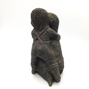 Figura vintage de Gilde Handwerk de niño con perro, escultura alemana de piedra fundida de 23 cm, artículo de decoración coleccionable. imagen 3