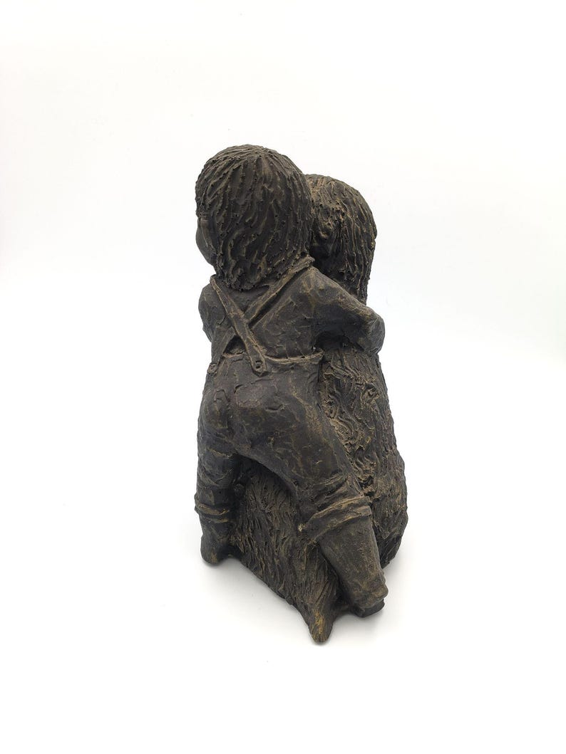 Figura vintage de Gilde Handwerk de niño con perro, escultura alemana de piedra fundida de 23 cm, artículo de decoración coleccionable. imagen 3