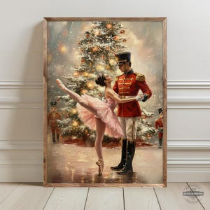 Op de afbeelding: Een ingelijste prent toont een romantische scène uit het ballet De Notenkraker. Een ballerina in een roze tutu danst met een soldaat in een rood uniform, tegen een achtergrond van een kerstboom. Het kunstwerk roept een feestelijke, winterse sfeer op.