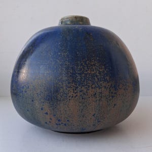 Blauwe keramische vaas uit het midden van de eeuw – Rolf Weber Studio Keramik Germany (13,5 cm h)