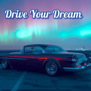 Può includere: Un'auto nera classica è parcheggiata su una superficie scura, con il testo "Drive Your Dream" sopra. Lo sfondo presenta un'aurora boreale colorata con sfumature di rosa, blu e verde.