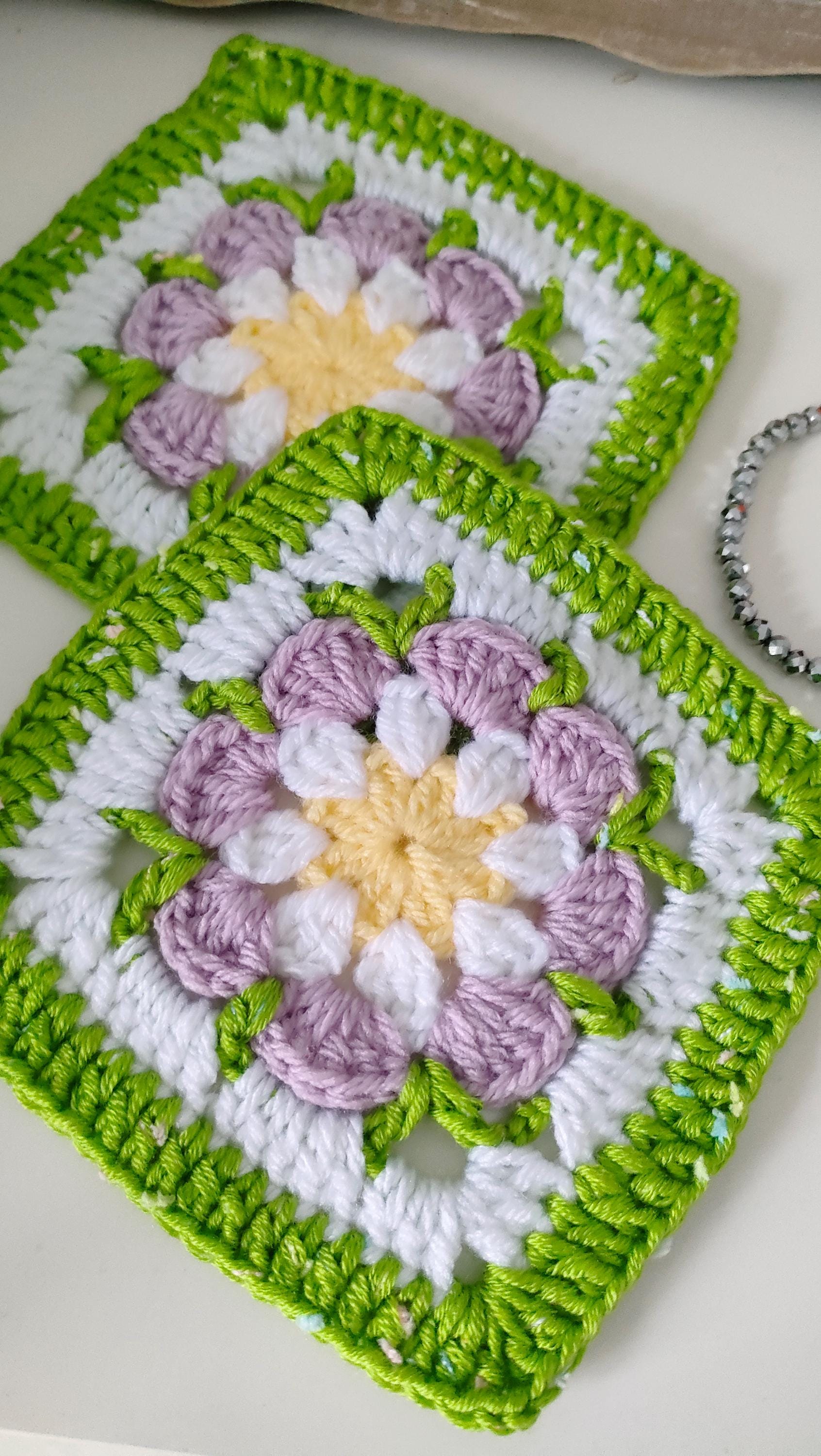 Modern Floral Granny Square en Français