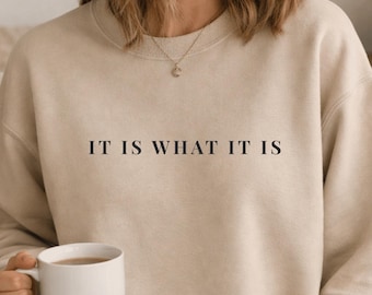 Sudadera "Es lo que es", Sudadera con cita, Sudadera sarcástica, Sudadera con mensaje, Sudadera minimalista, Sudadera con cita divertida