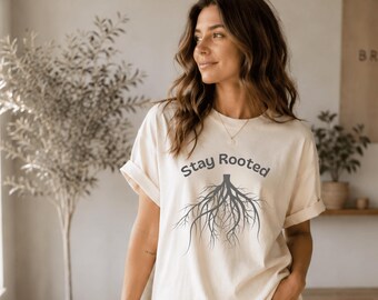 Camiseta Stay Rooted, Comfort Colors 1717, Camiseta con estampado de raíces botánicas, Camiseta con estética acogedora y de bienestar, Regalo para ella