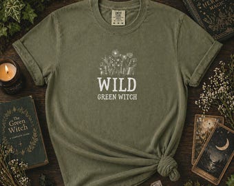Camiseta Wild Green Witch de Comfort Colors, camiseta con estampado botánico, regalo para amantes de la naturaleza, ropa Witchcore, estética pagana vintage.
