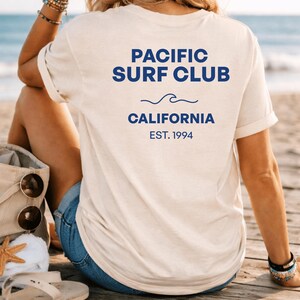 Camiseta Pacific Surf Club, Comfort Colors 1717 color marfil, camiseta de surf de California, estampado frontal y trasero, camiseta gráfica de surf vintage, camiseta de playa. imagen 2