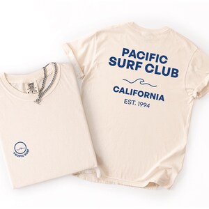 Camiseta Pacific Surf Club, Comfort Colors 1717 color marfil, camiseta de surf de California, estampado frontal y trasero, camiseta gráfica de surf vintage, camiseta de playa. imagen 4