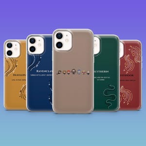 Puede incluir: Una colección de fundas para teléfonos en oro, azul marino, marrón, verde y burdeos. Cada funda tiene un diseño único, que incluye texto e ilustraciones de personajes. Las fundas son para un teléfono inteligente. El texto incluye las palabras 'Hufflepuff', 'Ravenclaw', 'Slytherin' y 'Gryffindor'.