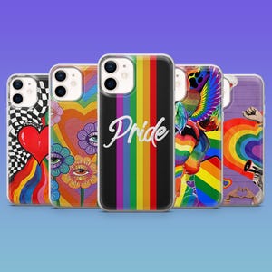 Könnte beinhalten: Eine Sammlung von Handyhüllen mit lebendigen, farbenfrohen Designs. Die Hüllen zeigen eine Vielzahl von Mustern, darunter ein Regenbogen, Herzen, Blumen und das Wort "Pride". Die Hüllen sind für Smartphones konzipiert.