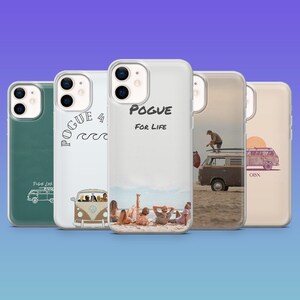 Puede incluir: Una colección de cinco fundas para iPhone con diseños de temática playera. Las fundas presentan imágenes de una furgoneta VW, escenas de playa y texto que dice "Pogue 4 Life" y "OBX". Las fundas son de varios colores, incluyendo verde, blanco y beige.