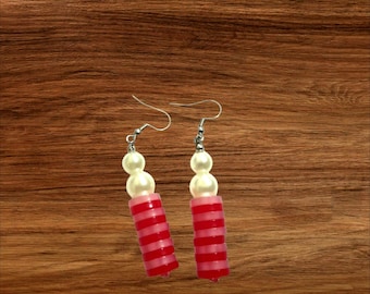 Pendientes colgantes de botón hechos a mano: Rayas de colores y gota de perla