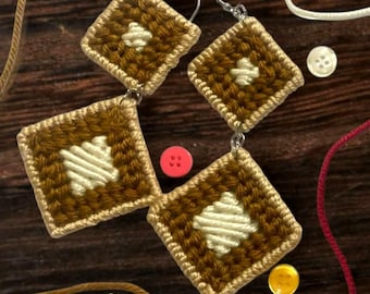 Pendientes colgantes de crochet hechos a mano: joyería personalizada de doble cuadrado
