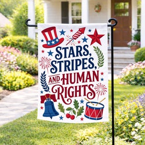 Può includere: Una bandiera da giardino bianca con immagini patriottiche e le parole "STARS, STRIPES, AND HUMAN RIGHTS" in rosso e blu. La bandiera presenta un cappello a cilindro, stelle, un razzo, una campana, un tamburo e fuochi d'artificio.