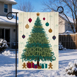 Op de afbeelding: Een rechthoekige tuin vlag met een centrale kerstboom bestaande uit herhaalde tekst, bekroond met een gouden ster. Het ontwerp bevat hangende ornamenten in rood, groenblauw en goud, omlijnde geschenkdozen en twee peperkoekmannetjes aan de basis.