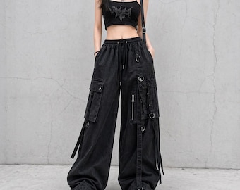 Pantalones cargo negros góticos hechos a mano, pierna ancha, estilo streetwear técnico.