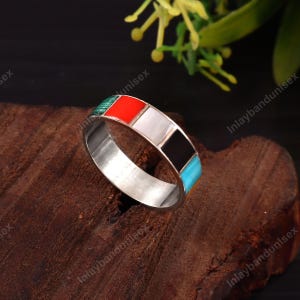 Anillo unisex de plata de ley con turquesa, coral, ónix negro, malaquita y ojo de tigre, hecho a mano con piedras preciosas múltiples.