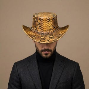 パイソン柄カウボーイハット、ゴールデンブラウンのヘビ革トップハット、ウエスタンスチームパンクフェスティバルヘッドウェア（ユニセックス）
