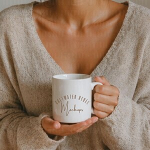 Paquete de maquetas de tazas de cerámica blanca de 11 oz, estilo de vida en primer plano (descarga digital)