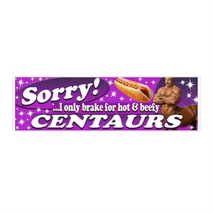 Könnte beinhalten: Rechteckiger Aufkleber mit lila Hintergrund und weißem Text, der lautet: "Sorry! ...I only brake for hot & beefy CENTAURS." Ein Cartoon-Hotdog und ein muskulöser Zentaur sind ebenfalls abgebildet.