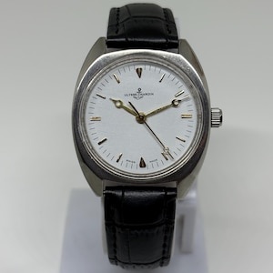 K&ouml;nnte beinhalten: Eine Ulysse Nardin Armbanduhr mit einem silberfarbenen Edelstahlgeh&auml;use, einem wei&szlig;en Zifferblatt sowie goldfarbenen Zeigern und Stundenmarkierungen. Die Uhr verf&uuml;gt &uuml;ber ein schwarzes Lederarmband mit Struktur und eine silberne Krone.