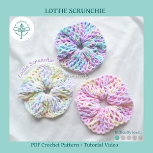 Puede incluir: Tres coleteros de ganchillo en hilos pastel jaspeados que incluyen rosa, azul, amarillo y morado. El texto LOTTIE SCRUNCHIE, @Drafterfly y Difficulty level: aparecen en la imagen, que es un patrón de ganchillo en PDF + vídeo tutorial.