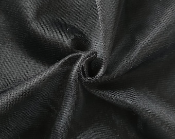 Può includere: Tessuto a rete nero con una trama fine e uniforme. Il tessuto è piegato e drappeggiato, mostrando la sua texture e il suo drappeggio.