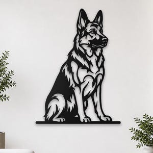Puede incluir: Arte mural de metal negro de un perro pastor alemán sentado. La silueta detallada presenta intrincados diseños recortados, montados en una pared blanca. La obra de arte crea un contraste llamativo, ideal para la decoración de interiores.