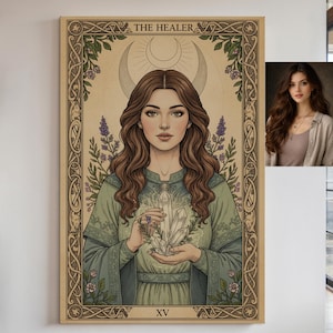 Pode incluir: Uma impressão de arte de parede retangular intitulada THE HEALER apresentando uma ilustração central de uma pessoa com cabelos castanhos longos segurando cristais, emoldurada por uma borda decorativa com motivos florais e uma lua crescente, com o numeral romano XV.