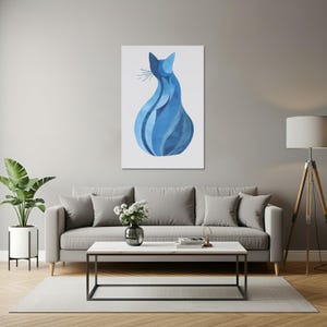 K&ouml;nnte beinhalten: Blauer abstrakter Katzenkunstdruck auf wei&szlig;em Hintergrund. Das Kunstwerk zeigt eine stilisierte Katzensilhouette mit flie&szlig;enden Linien und verschiedenen Blaut&ouml;nen. Der Druck wird &uuml;ber einem grauen Sofa in einem Wohnzimmer gezeigt.