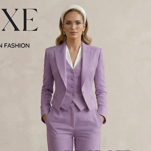 Puede incluir: Un traje de tres piezas color lavanda con blazer, chaleco y pantal&oacute;n de pierna ancha. El traje tiene un corte a medida y se combina con una camisa blanca con cuello. La imagen incluye el texto "LUXE MODERN FASHION".