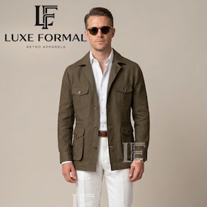 Könnte beinhalten: Ein Mann trägt eine dunkel olivgrüne Jacke mit vier Vordertaschen, ein weißes Hemd und eine weiße Hose. Die Jacke hat einen klassischen Safari-Stil. Das Logo "LUXE FORMAL RETRO APPARELS" ist oben links sichtbar.