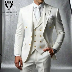 Puede incluir: Una taza de cerámica blanca con un asa negra y el texto "But First, Coffee" en negro, con una fuente de estilo manuscrito. La taza está sobre una superficie blanca.